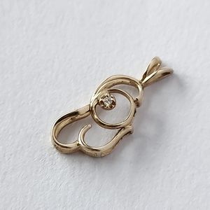 Gold pendant w/ diamond